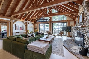 TV - 5 bed 5 bath cottage on Lake Rosseau includes Boathouse w/living quarters (Minett)