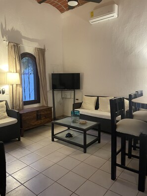 Een smart-tv en een open haard