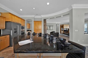 Kjøleskap, mikrobølgeovn, ovn og kokeplater