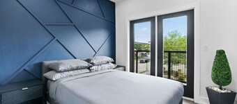 SoHo/Hyde Park Luxury 1 BR Apt
