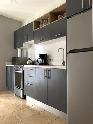 Frigorifero, microonde, forno, piano cottura