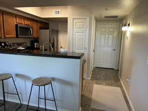 Fridge, microwave, oven, stovetop - Stay in Style Scottsdale 1st Floor Condo! 8 minutes to Good Eats & Mayo Clinic (Scottsdale)
