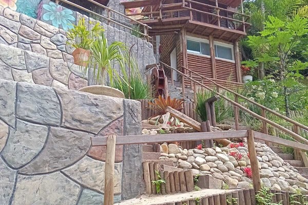 Subida pelo estacionamento para o chalé.
Há outra entrada. Leia na descrição.