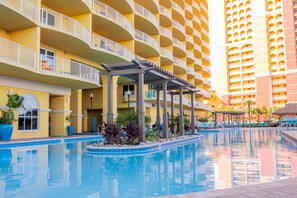 Una piscina al aire libre, una piscina climatizada