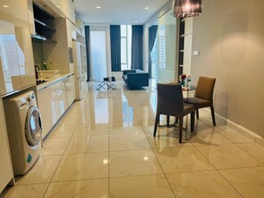 TV a schermo piatto, caminetto