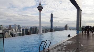 2 kolam renang terbuka