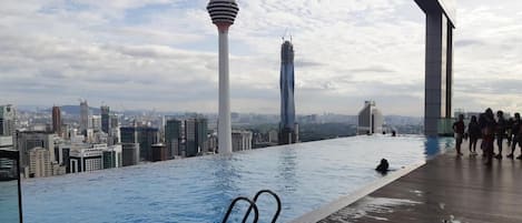 2 outdoor pools
