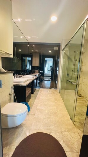Slippers, towels - Luxury Suites at Platinum KLCC (Kuala Lumpur)