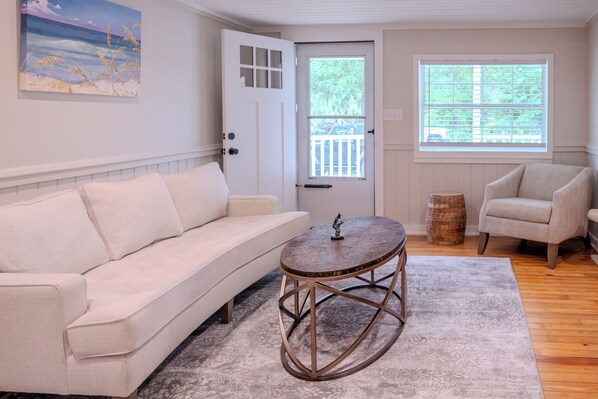 Smart TV - Cozy Cottage close to everything; Newly renovated with state of art appliances. (Savannah)