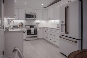 Microwave, oven, stovetop, dishwasher - Cozy Cottage close to everything; Newly renovated with state of art appliances. (Savannah)