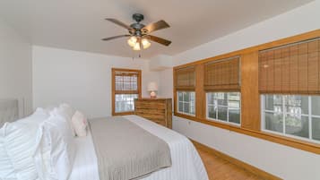 2 bedrooms, desk, iron/ironing board, WiFi