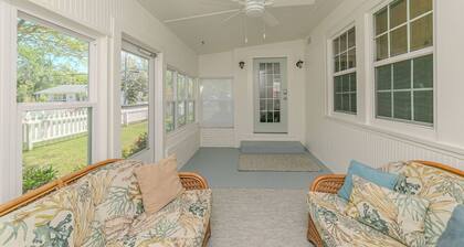 Old Town Beach Cottage~ 2 blocks from Main St. and Beach Blvd.