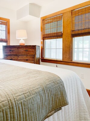 2 bedrooms, desk, iron/ironing board, WiFi - Old Town Beach Cottage~ 2 blocks from Main St. and Beach Blvd. (Bay St. Louis)