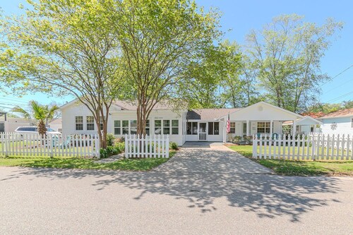 Old Town Beach Cottage~ 2 blocks from Main St. and Beach Blvd.