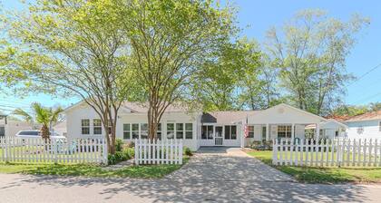 Old Town Beach Cottage~ 2 blocks from Main St. and Beach Blvd.