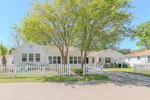 Exterior - Old Town Beach Cottage~ 2 blocks from Main St. and Beach Blvd. (Bay St. Louis)