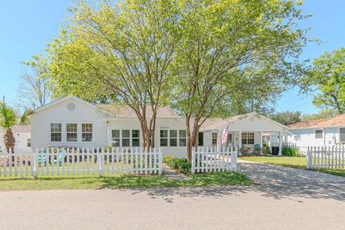 Old Town Beach Cottage~ 2 blocks from Main St. and Beach Blvd.