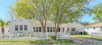 Old Town Beach Cottage~ 2 blocks from Main St. and Beach Blvd.