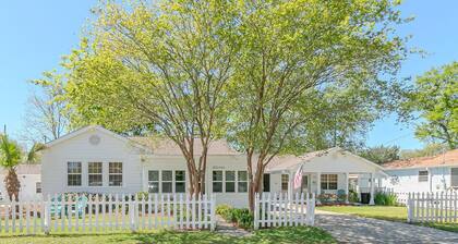 Old Town Beach Cottage~ 2 blocks from Main St. and Beach Blvd.
