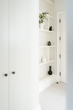 Interior - Stunning Knightsbridge Single-level 2 Bed 2 Bath w/Private Garden & Lift (London)