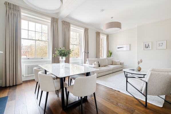 Smart TV - Stunning Knightsbridge Single-level 2 Bed 2 Bath w/Private Garden & Lift (London)