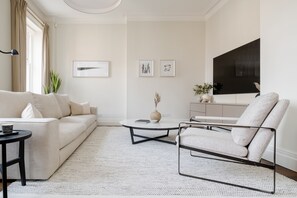 Smart TV - Stunning Knightsbridge Single-level 2 Bed 2 Bath w/Private Garden & Lift (London)