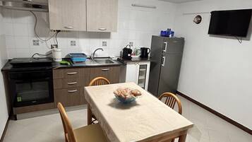 Frigorifero, forno, piano cottura, bollitore elettrico