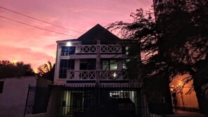 A two-story building with a flat roof and a balcony. - Casa Inca Inca  (Santa Marta)
