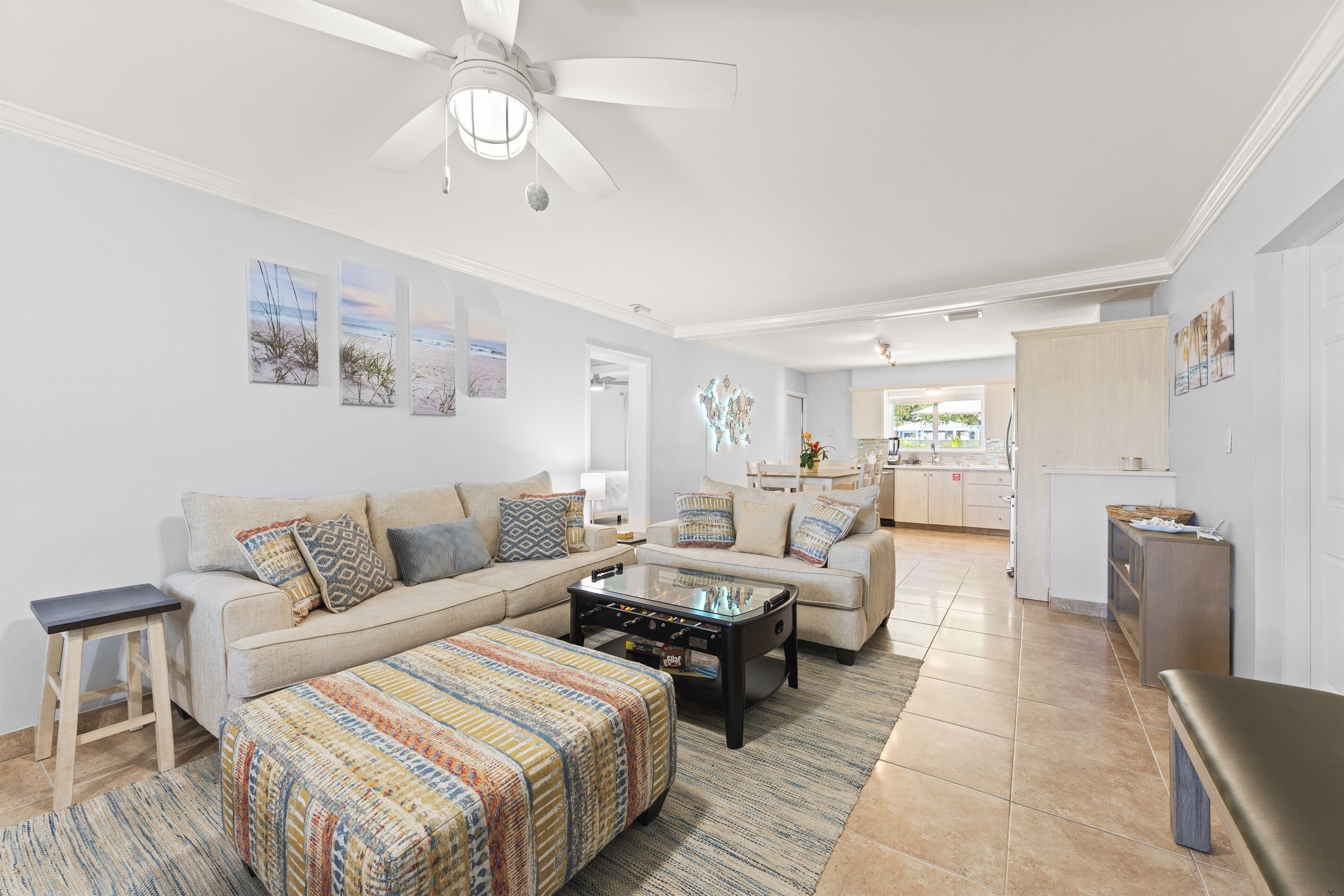 Smart-TV, Videospiele, Tischfußball, Bücher