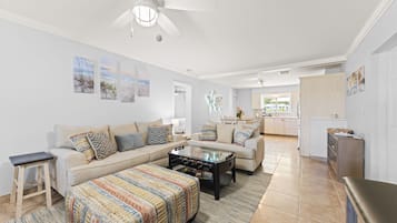 Smart-TV, Videospiele, Tischfußball, Bücher