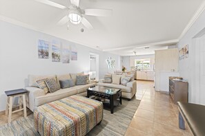 Smart-TV, Videospiele, Tischfußball, Bücher