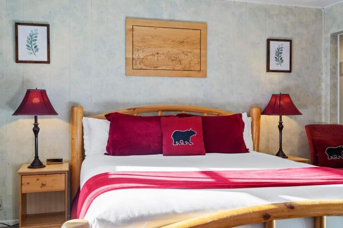 Room 5, King, pet friendly | Premium bedding, blackout drapes, iron/ironing board, WiFi (free)