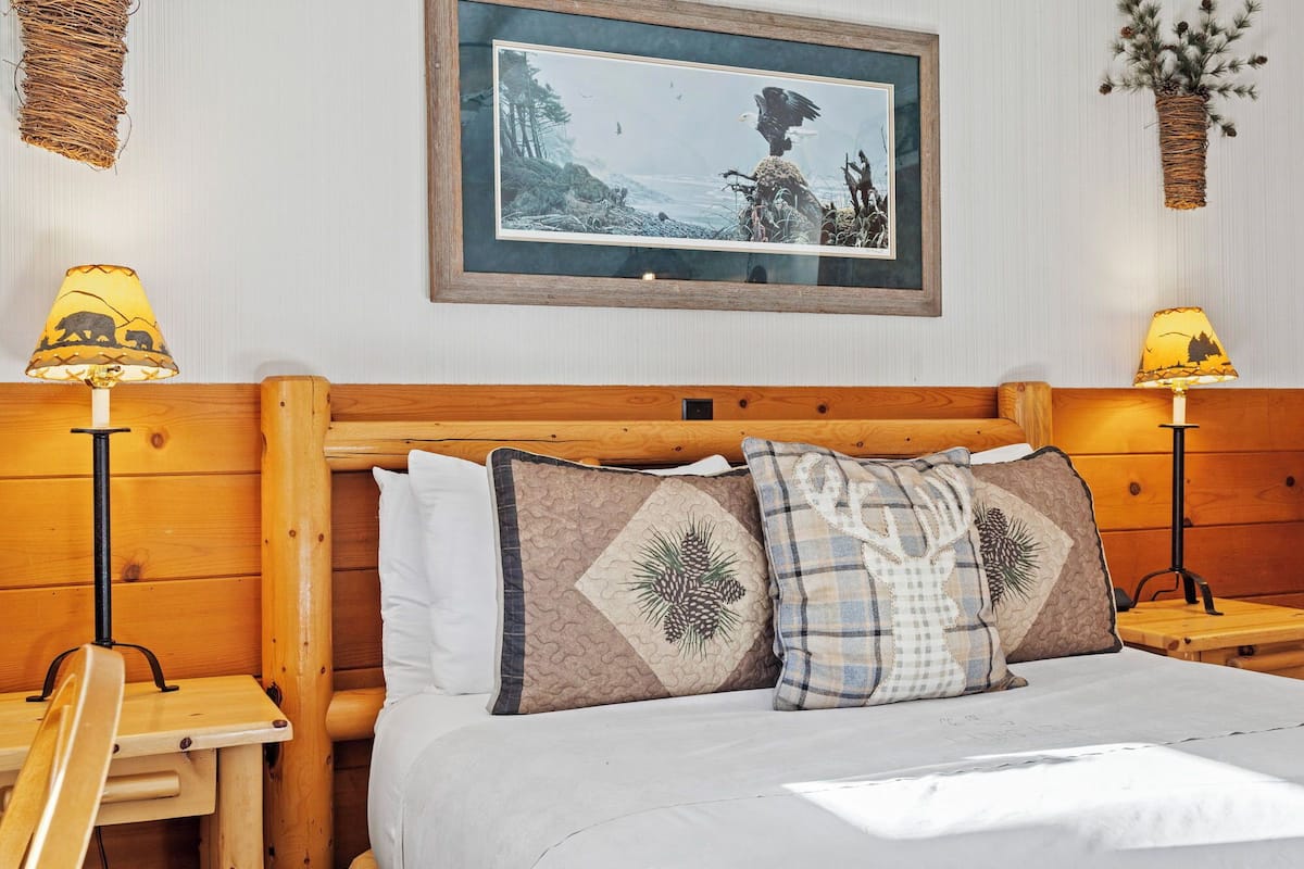 Room 2, Queen, pet friendly | Premium bedding, blackout drapes, iron/ironing board, WiFi (free)