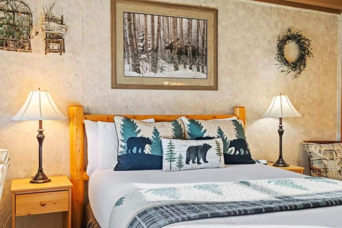 Room 7, Queen, pet friendly | Premium bedding, blackout drapes, iron/ironing board, WiFi (free)