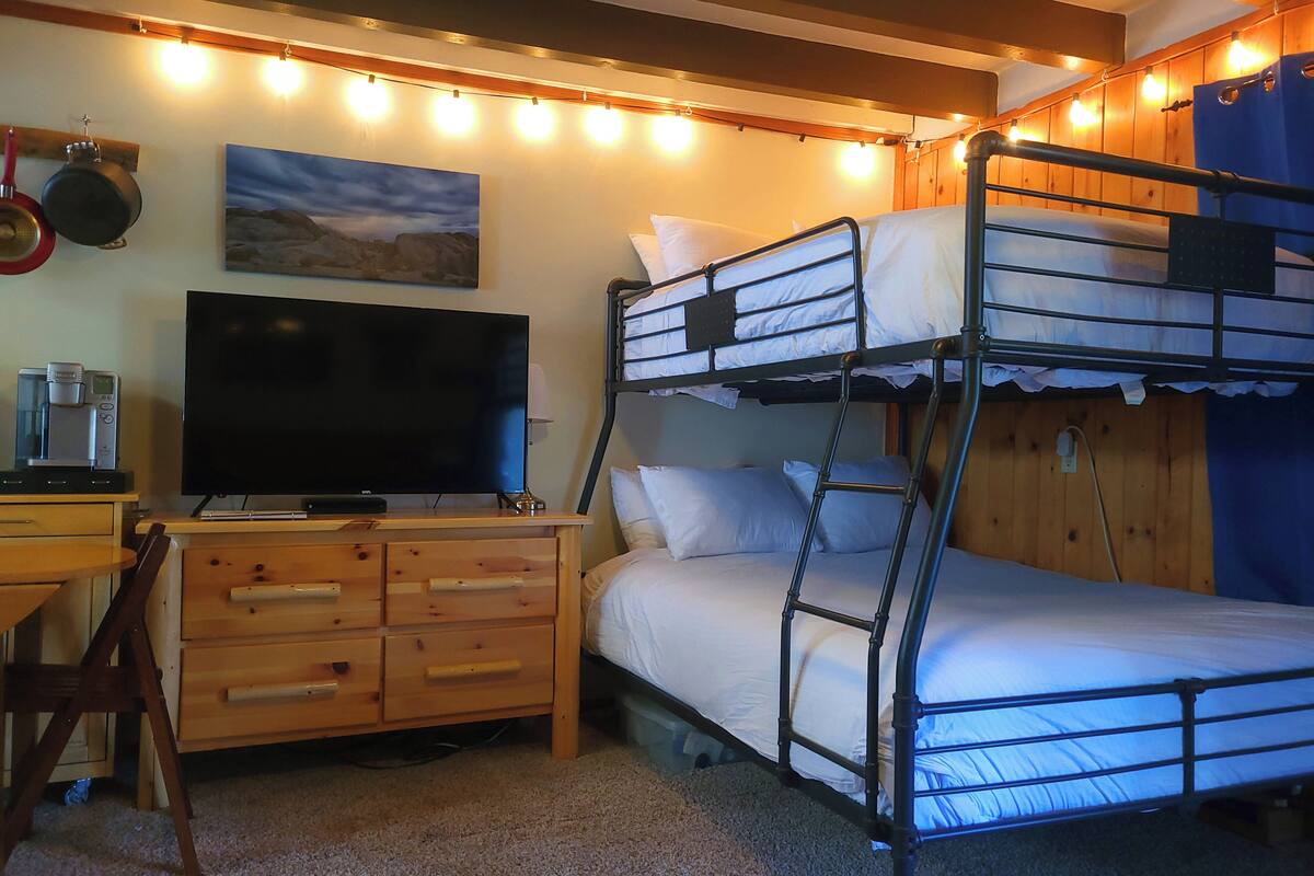 Room 6, Studio w/Kitchen, pet friendly | Premium bedding, blackout drapes, iron/ironing board, WiFi (free)