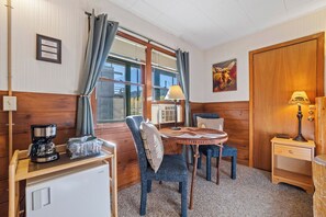 Rom – standard | Sengetøy av topp kvalitet, blendingsgardiner og strykejern/-brett