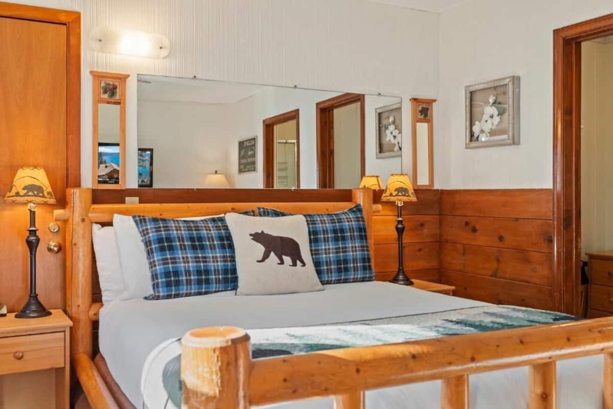 Room 4, Queen, pet friendly | Premium bedding, blackout drapes, iron/ironing board, WiFi (free)