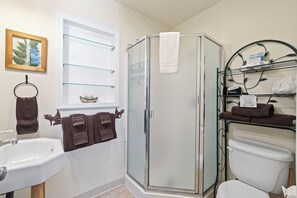 Room 2, Queen, pet friendly | Bathroom | Shower, free toiletries, hair dryer, towels - Mother Nature's Inn (Tahoe City)