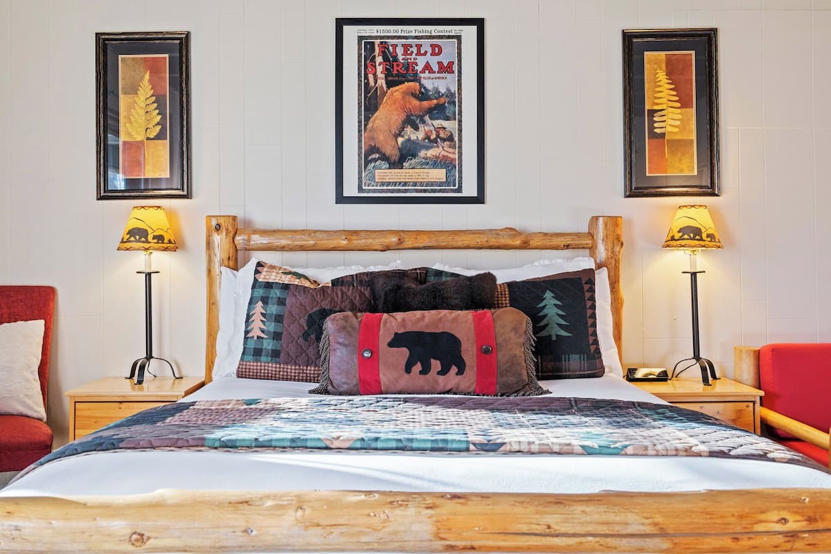 Room 10, Queen, pet friendly | Premium bedding, blackout drapes, iron/ironing board, WiFi (free)