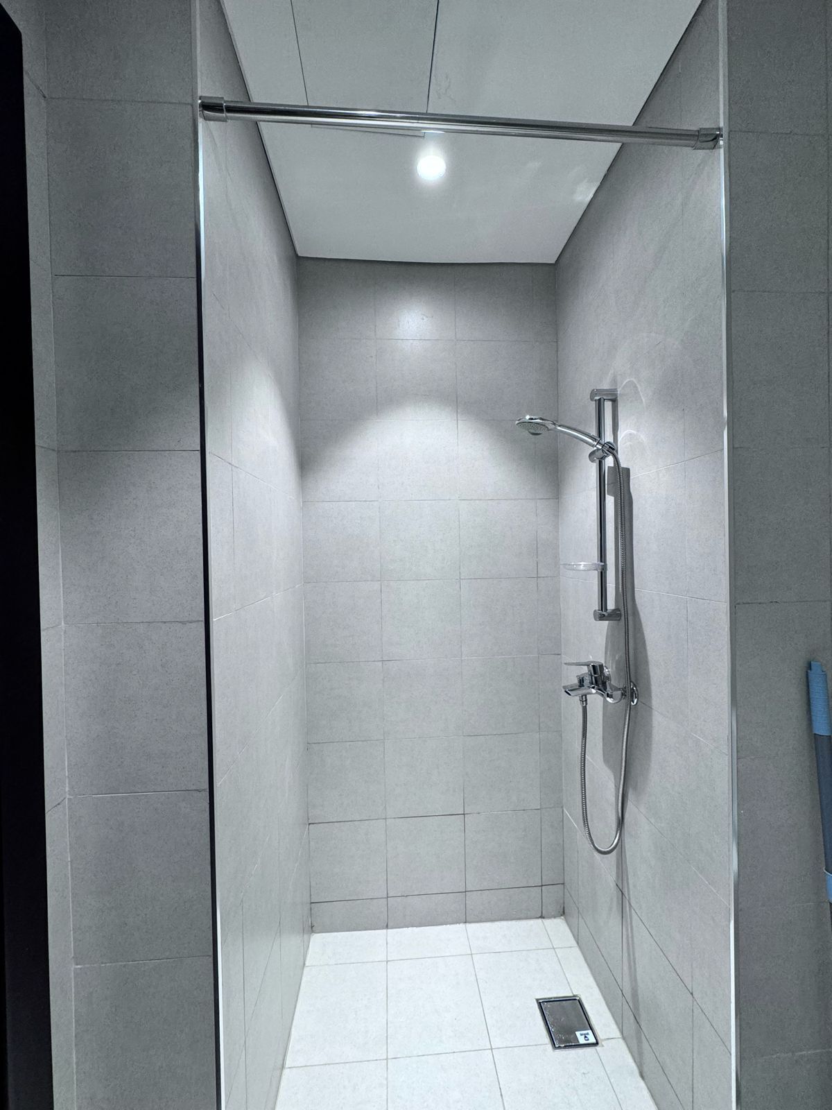 Hårtork, handdukar, tvål och schampo