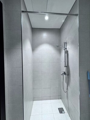 Sèche-cheveux, serviettes fournies, savon, shampoing