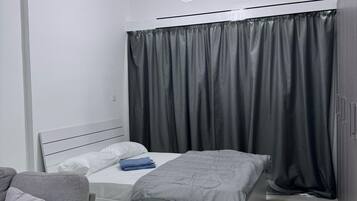 1 slaapkamer, een strijkplank/strijkijzer, wifi, beddengoed