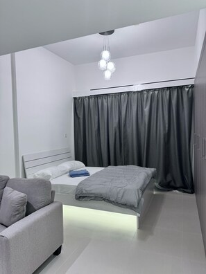 1 dormitorio, tabla de planchar con plancha, wifi y ropa de cama