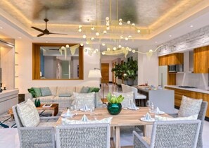 Executive-Doppelzimmer, Talblick | Essbereich im Zimmer
