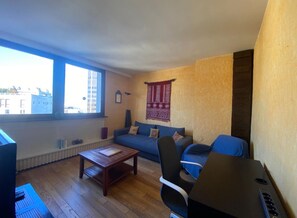 TV - Au Pied de la Tour Montparnasse (Paris)