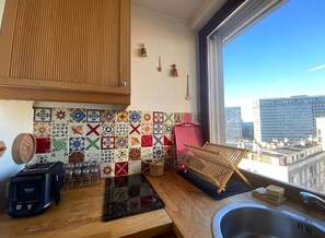 Fridge, microwave, coffee/tea maker, cookware/dishes/utensils - Au Pied de la Tour Montparnasse (Paris)