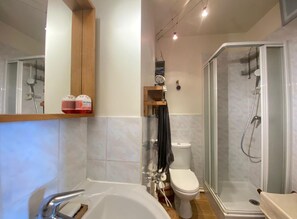Dusche, Haartrockner, Handtücher, Seife