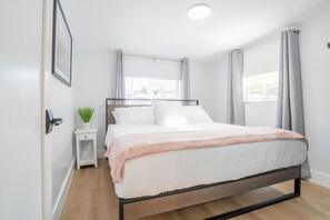 5 Schlafzimmer, Schreibtisch, Bügeleisen/Bügelbrett, Reisekinderbett
