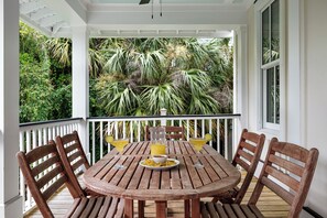 屋外ダイニングエリア