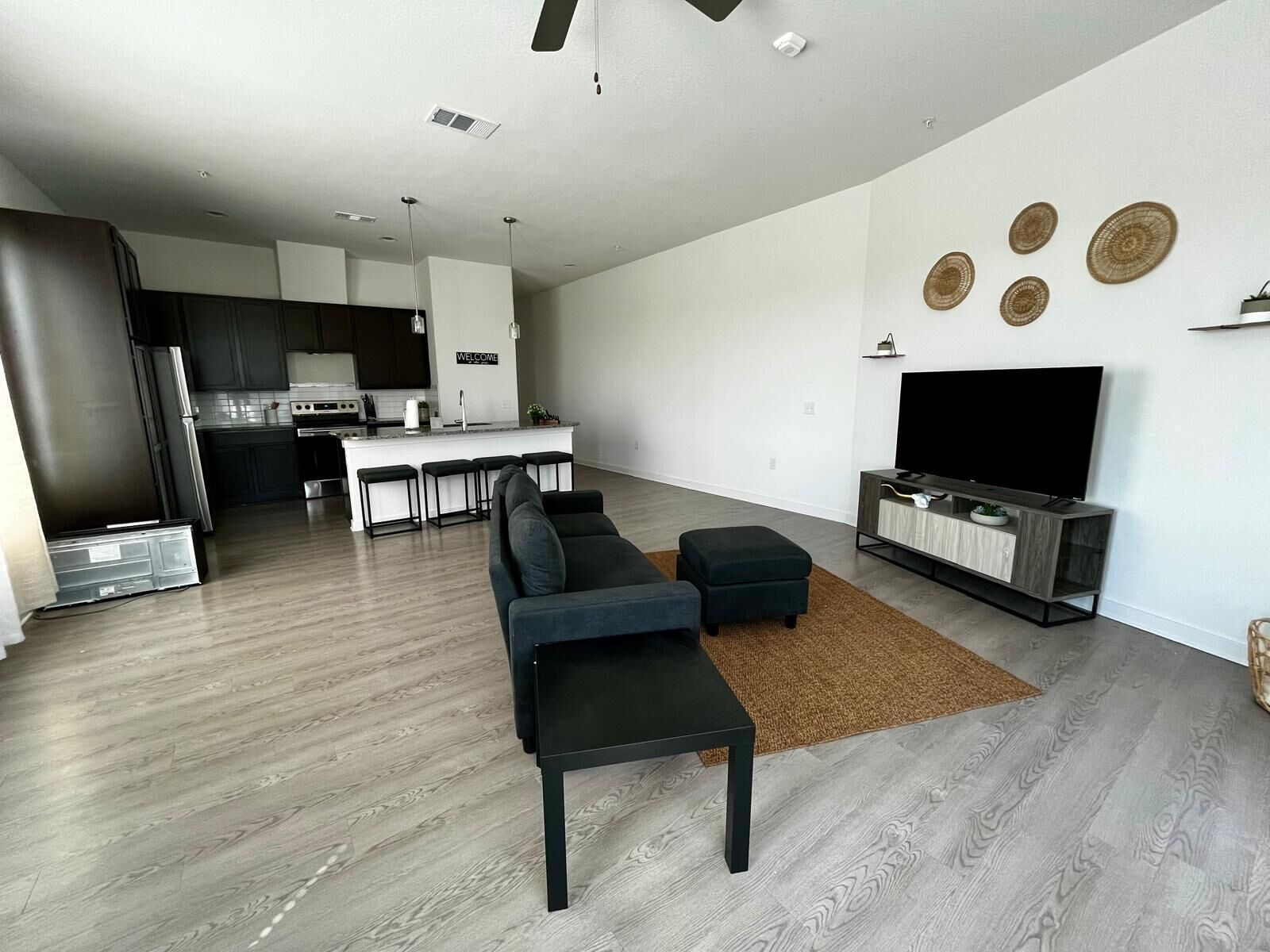 Smart TV, fireplace